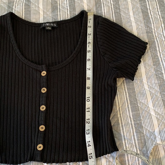 💥3 for $10💥 Timing Crop Top - Picture 3 of 4